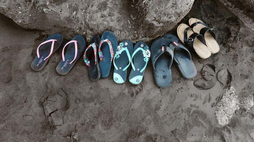 Com design moderno e funcional, o modelo se destaca por sua ponta arredondada, salto aberto e tiras largas que envolvem o peito do pé, garantindo firmeza sem comprometer a ventilação / Pexels/Tamba Budiarsana