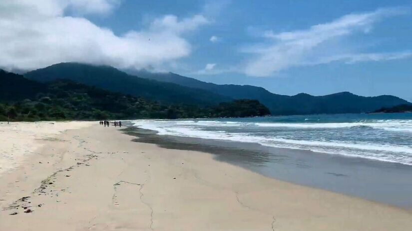 A Praia de Castelhanos, em Ilhabela, é uma das mais belas do Brasil, famosa por seu formato de coração e paisagem preservada / Fotos: Reprodução Youtube/Mayara Modarte