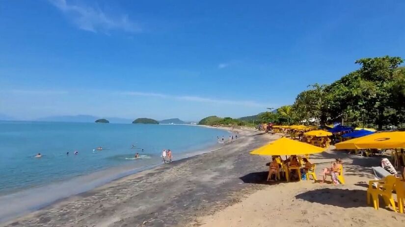 O mar é calmo e com poucas ondas, tornando a praia segura para banhos e brincadeiras na água