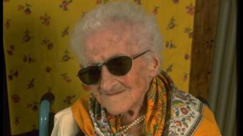 Seu estilo de vida foi completamente fora dos padrões considerados saudáveis: ela fumou até os 117 anos, bebia vinho tinto diariamente, comia mais de um quilo de chocolate por semana e não praticava exercícios / Pascol Parrot