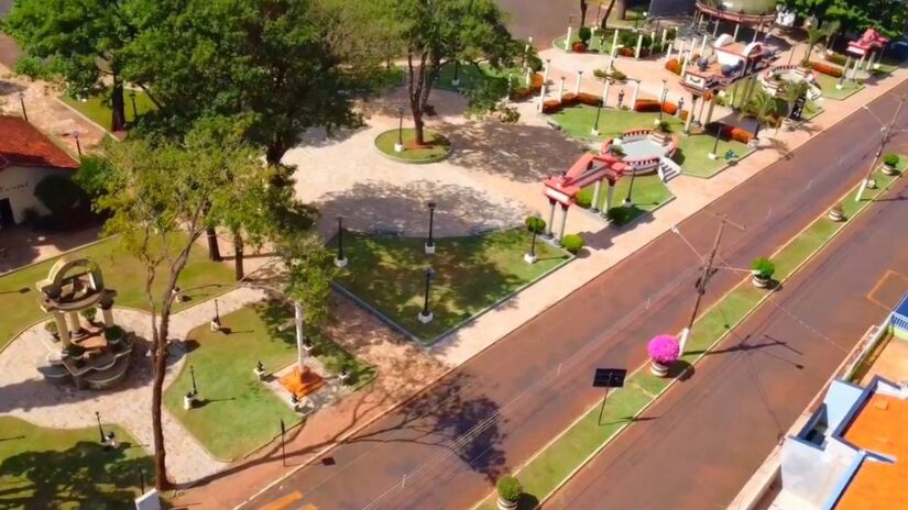 Com cerca de 3 mil habitantes, a cidade surgiu às margens do Riacho Paranapanema, na divisa com o Paraná