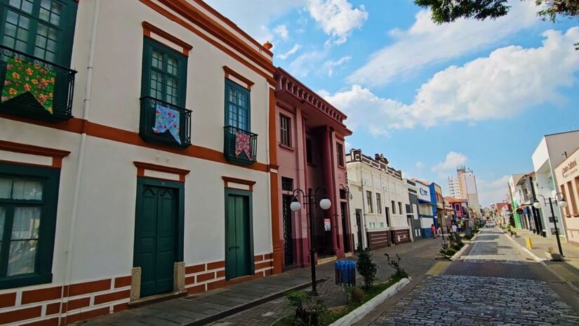 Atibaia tem o título oficial de estância climática, concedido pelo Estado de São Paulo a cidades com clima ameno, ar puro e potencial turístico