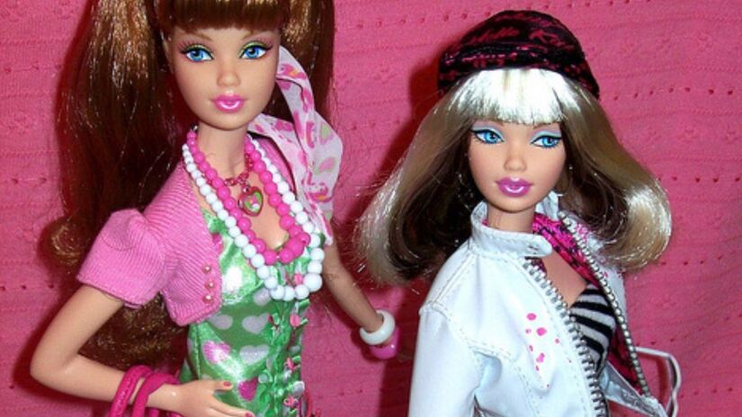 A Mattel lançou Barbies com diferentes tons de pele, tipos de corpo e estilos de cabelo, promovendo diversidade e representatividade. /Flickr