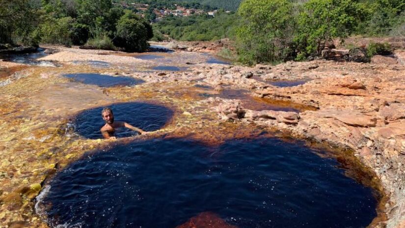 Turistas exploram trilhas e cachoeiras durante o verão /melhoresdestinos