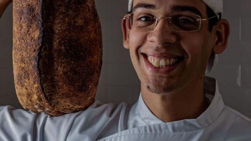 
A massa leve, lascas de chocolate e cobertura crocante de amêndoas e avelã encantaram o paladar internacional/ Instagram