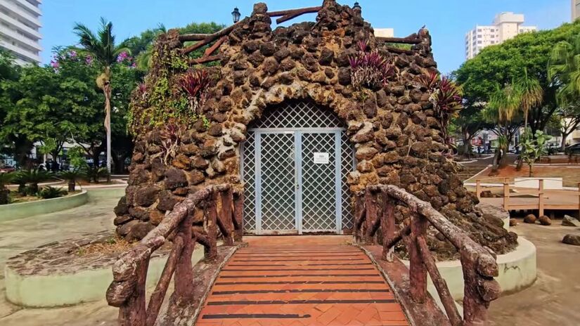 São mais de 600 lojas especializadas distribuídas em galerias ao longo da avenida