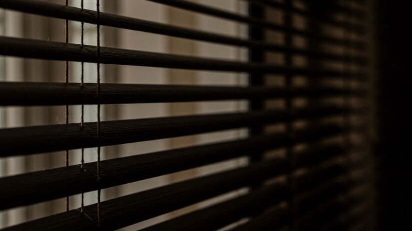 Com um design minimalista e estrutura dobrável, elas se adaptam facilmente a diferentes estilos e tamanhos de ambiente