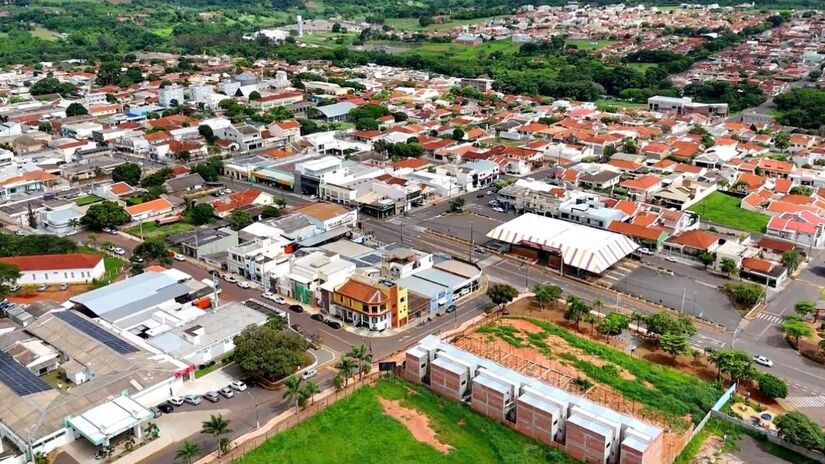 Esse volume coloca Bastos como um dos principais polos da avicultura no país, com grande relevância econômica no setor / Fotos: Reprodução Youtube/Em cantos do interior