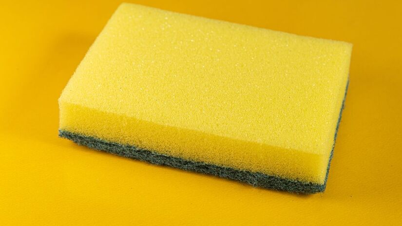 A esponja absorve o excesso de umidade do ambiente fechado, ajudando a prevenir a formação de cristais de gelo e mantendo o freezer em melhor estado por mais tempo / Freepik/Mateus Andre