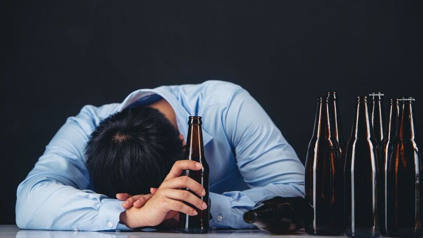 Reduzir o consumo de bebidas alcoólicas preserva as bactérias benéficas e melhora o funcionamento do intestino/ jcomp/Freepik