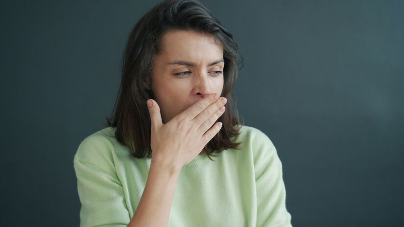 Fique atento, sinais como: irritabilidade e falta de paciência, dificuldade para manter o foco, queda do desempenho no trabalho ou nos estudos, esquecimentos frequentes, sonolência diurna excessiva e o aumento do apetite sem causa aparente, podem significar que você não está dormindo bem/ Vitaly Gariev/Unsplash