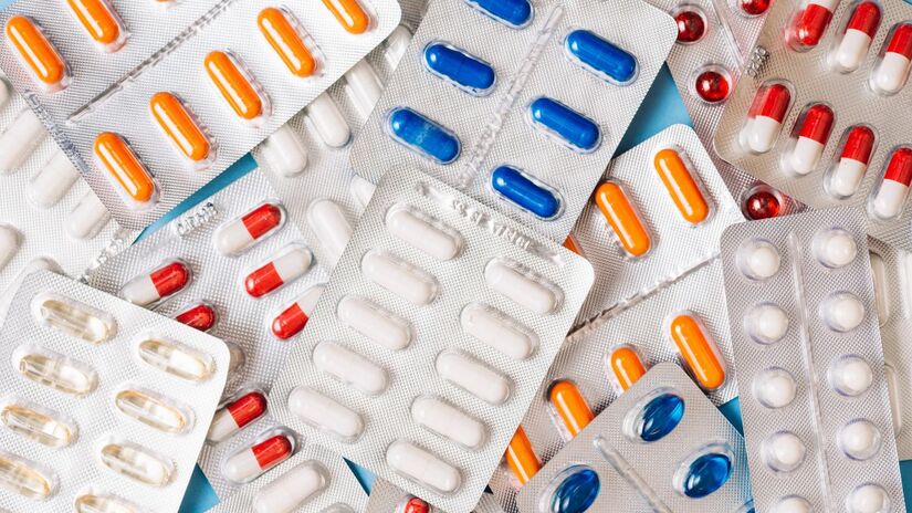 Tomar antibióticos apenas quando necessário evita o desequilíbrio da flora intestinal e preserva as bactérias boas/ Freepik