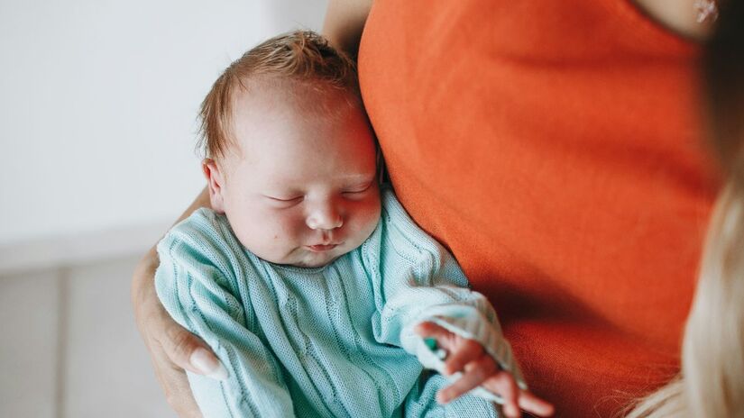 O leite materno ajuda a desenvolver a microbiota do bebê e fortalece seu sistema digestivo desde cedo/ Helena Lopes/Unsplash
