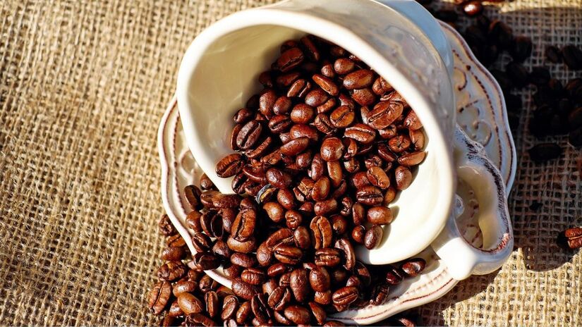 O enxágue com café realça tons escuros e ajuda a disfarçar os fios brancos de forma natural/ Couleur/Pixabay
