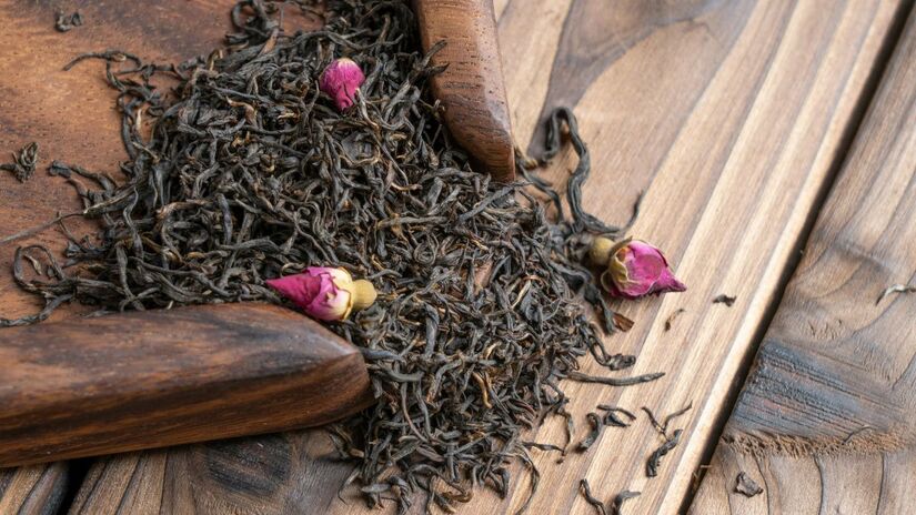 Rico em antioxidantes, o chá preto intensifica a cor e dá brilho aos cabelos escuros/ Bluesea Tea/Unsplash