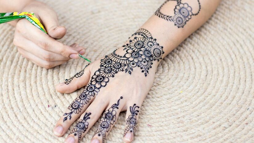 Usada há séculos, a henna é uma alternativa natural às tinturas químicas e pode ser combinada com índigo para tons castanhos ou pretos/ Mee Nee/Unsplash