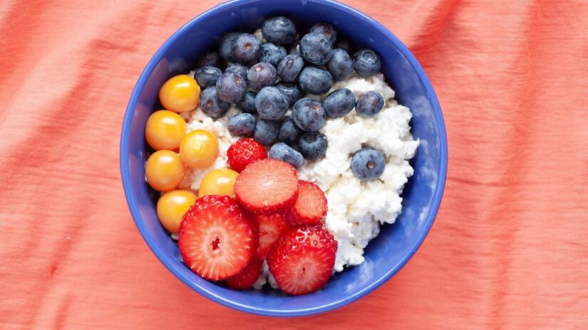 Com frutas e mel, o cottage se transforma em uma opção de café da manhã nutritiva e cheia de energia/ DraCat/Pixabay