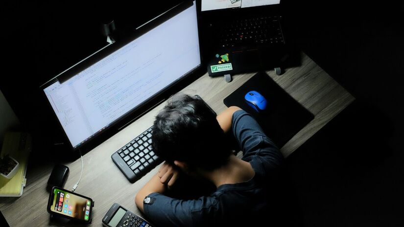 Os distúrbios de sono podem estar relacionados ao desenvolvimento de doenças crônicas, como diabetes tipo 2, obesidade, hipertensão arterial, asma e até câncer. Um estudo publicado na revista Plos Medicine demonstra que aqueles que dormem 5 horas ou menos têm mais chances de desenvolver essas condições na terceira idade/ l ch/Unsplash