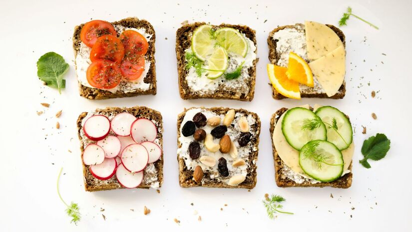 Versátil, o cottage combina com pães integrais, legumes e frutas, rendendo lanches equilibrados e saborosos/ Ola Mishchenko/Unsplash