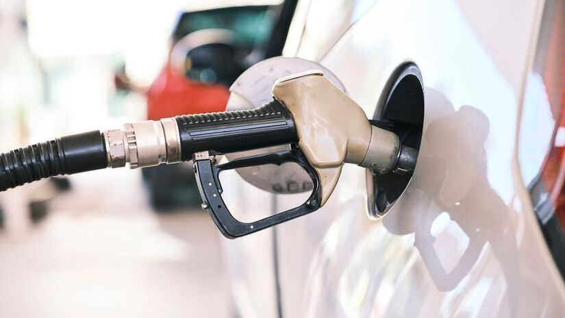 Enquanto os elétricos evoluem, os carros a gasolina ainda dominam o cenário por sua ampla disponibilidade e infraestrutura/ Engin Akyurt/Pixabay