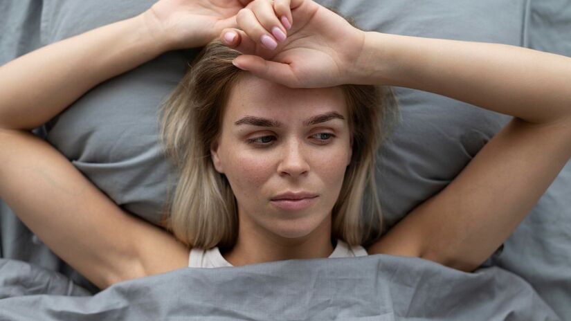 Segundo um estudo realizado pela Unifesp, dormir menos de 6 horas pode prejudicar a proteção do corpo contra infecções bacterianas, indicando uma associação entre privação de sono e diminuição significativa de células NK, componentes do sistema imunológico/ Freepik
