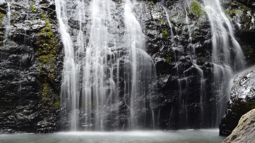 A Cachoeira das Sete Quedas é uma das mais belas e visitadas de Águas da Prata, com quedas que formam piscinas naturais ideais para banho/ Gabriel Peres/Wikimedia Commons
