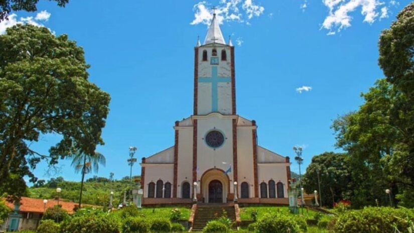 Marco histórico e religioso da cidade, a Igreja Nossa Senhora de Lourdes encanta pela arquitetura e localização privilegiada/ Prefeitura Municipal de Águas da Prata