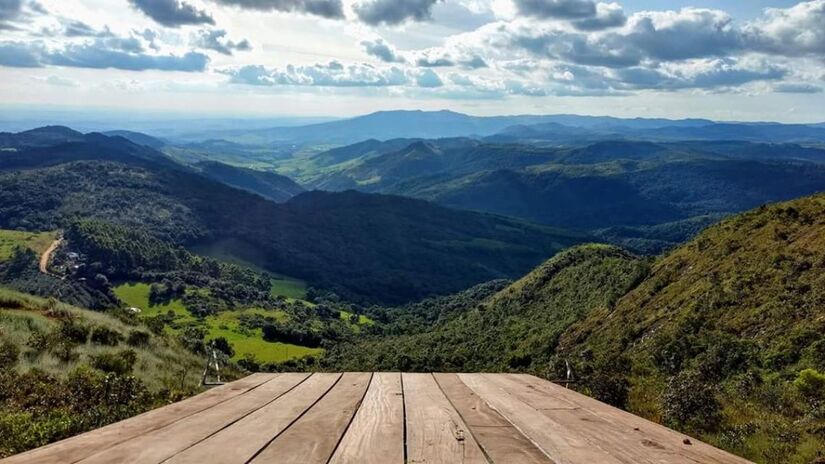 Rampa no Pico do Gavião é um dos melhores locais do mundo para a prática de voo livre, com vista panorâmica da Serra da Mantiqueira/ Jeanbovo82/Wikimedia Commons