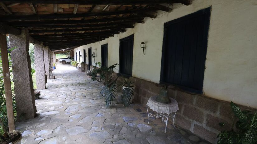 Varanda da sede da Fazenda Concórdia, construída em taipa de pilão e barro batido, preserva a arquitetura original do século 16/ São Paulo state film commission