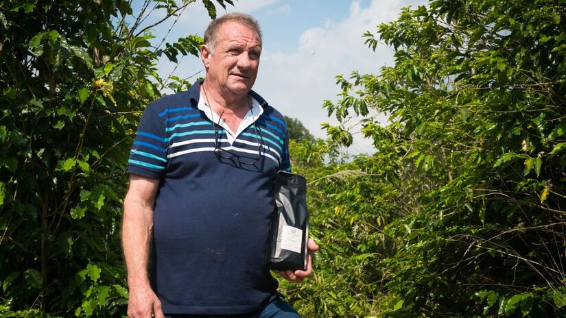Francisco Nunes apresenta o café Rasma, cultivado e torrado na própria fazenda, que já conquistou prêmios nacionais e internacionais/ Secretaria de Turismo e Viagens