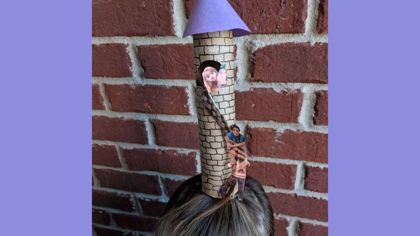 Um rolo de papel vira uma torre e o cabelo trançado se transforma nas longas madeixas de Rapunzel, um penteado digno de conto de fadas/ Reprodução Pinterest/Myfestidea