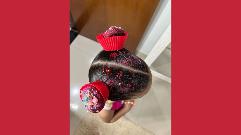 Dois coques ganham forminhas e confeitos de mentira, criando o visual mais doce do dia: um cabelo em forma de cupcakes/ Reprodução Pinterest/mikaellendocarmoo