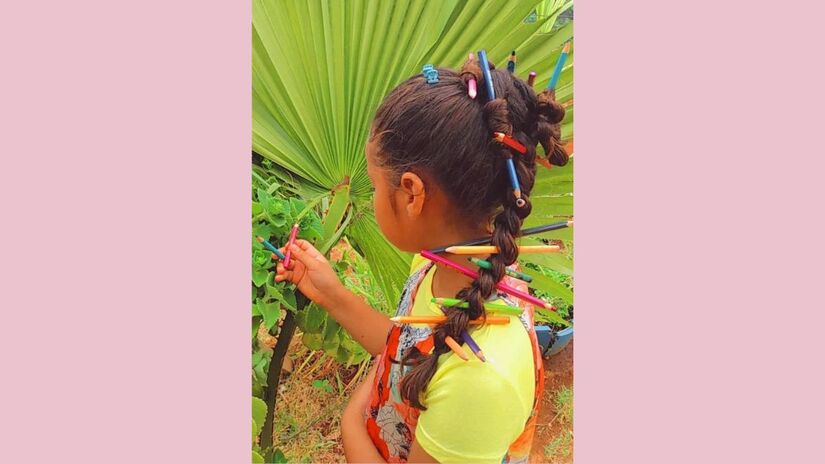 Tranças decoradas com lápis coloridos fácil e rápido, esse penteado uma verdadeira homenagem à criatividade e à arte/ Reprodução Pinterest/camila86sousa
