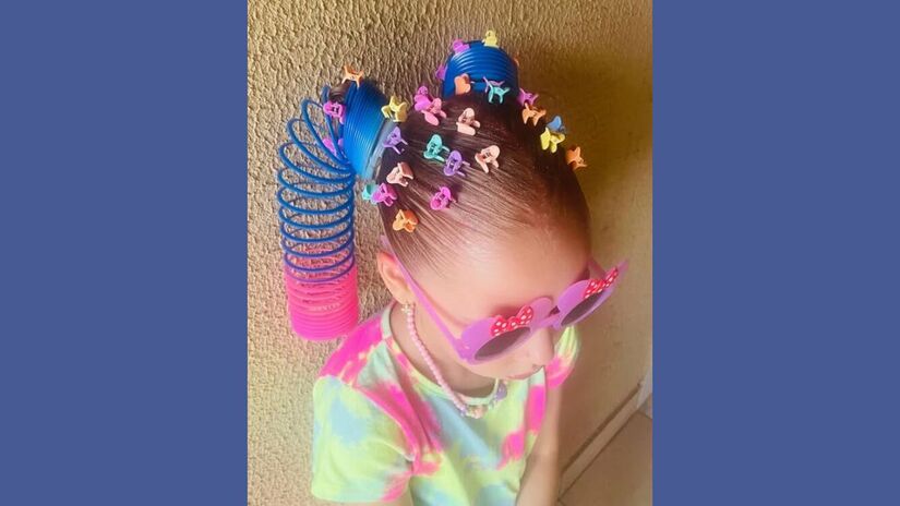 Com prendedores em formato de borboleta e molas de brinquedo, o penteado é pura diversão e movimento/ Reprodução Instagram/@franciely_patricio