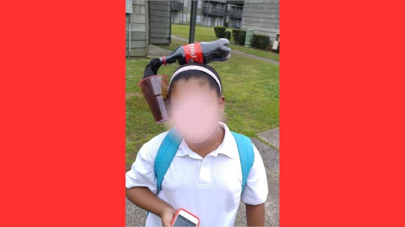 Um copo e uma garrafa criam a ilusão perfeita de um refrigerante sendo servido, um dos penteados mais criativos do Dia do Cabelo Maluco/ Reprodução Pinterest/hairdivainc 