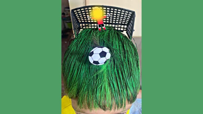 Com tinta verde e uma pequena trave, o cabelo vira um mini campo de futebol, completo com bola e a criança como o goleiro/ Reprodução Pinterest/raissasielley