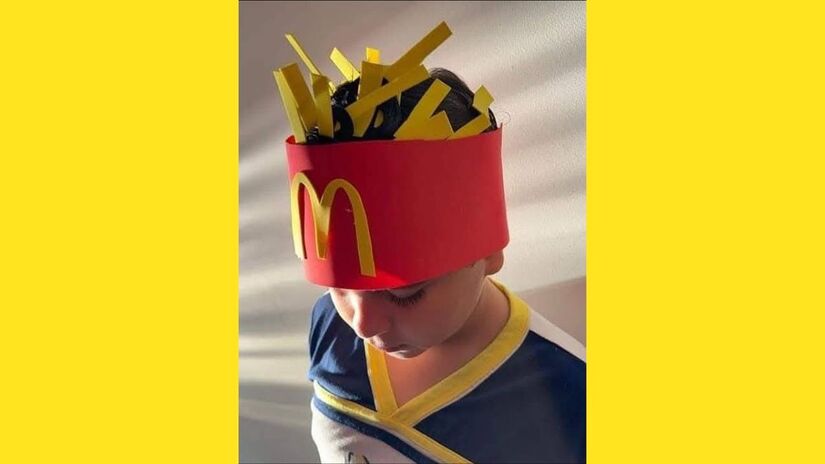 Um penteado irresistível inspirado nas famosas batatas fritas, feito com papel colorido e muita imaginação/ Reprodução Instagram/turminhakids3