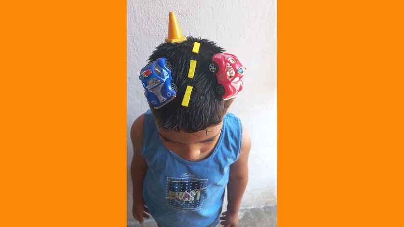 Faixa amarela no meio e carrinhos de brinquedo de cada lado: um cabelo que virou pista de corrida/ Reprodução Pinterest/elanejane