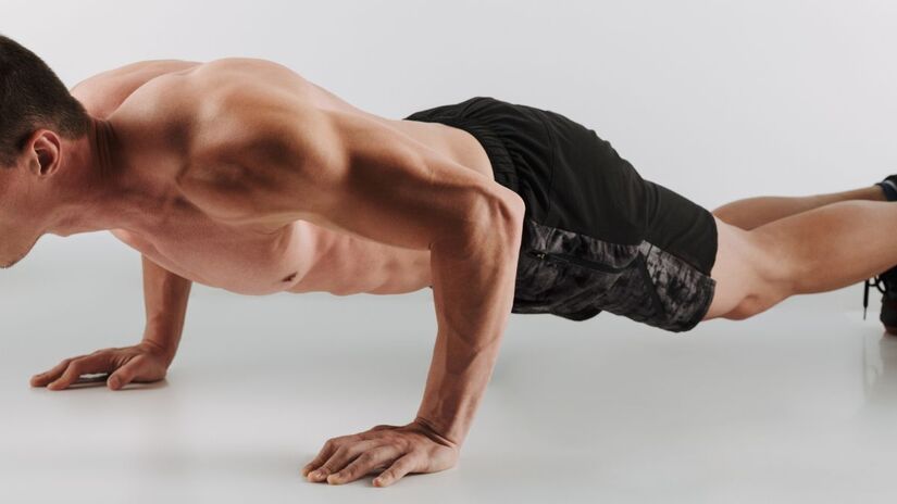 2. Flexão de braços (Push-up)
Trabalha peito, ombros e tríceps. Mantenha o corpo reto e o abdômen contraído. Se for difícil, apoie os joelhos no chão/ Pexels