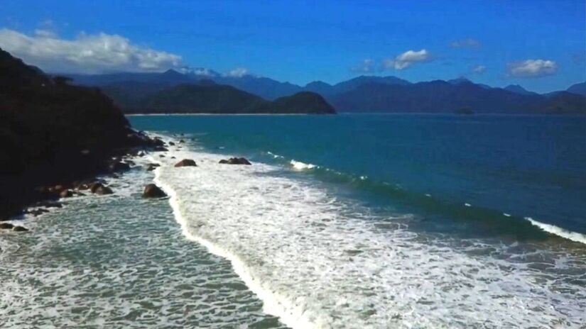 A praia tem mar calmo e raso, com boas condições para banho e segurança para crianças e pessoas que não nadam com frequência