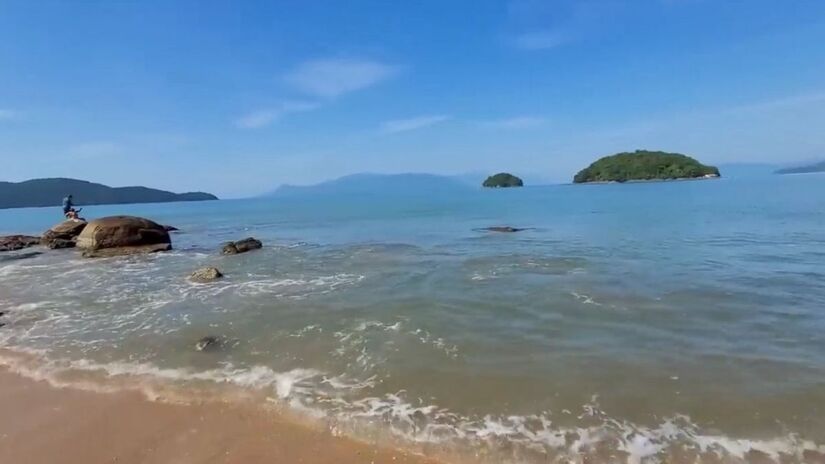 O encontro do Rio Mococa com o oceano cria um cenário bonito e contribui para a tranquilidade das águas