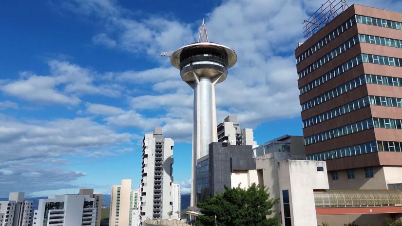 A infraestrutura urbana de Nova Lima inclui hospitais, centros culturais, parques, áreas de lazer e espaços verdes