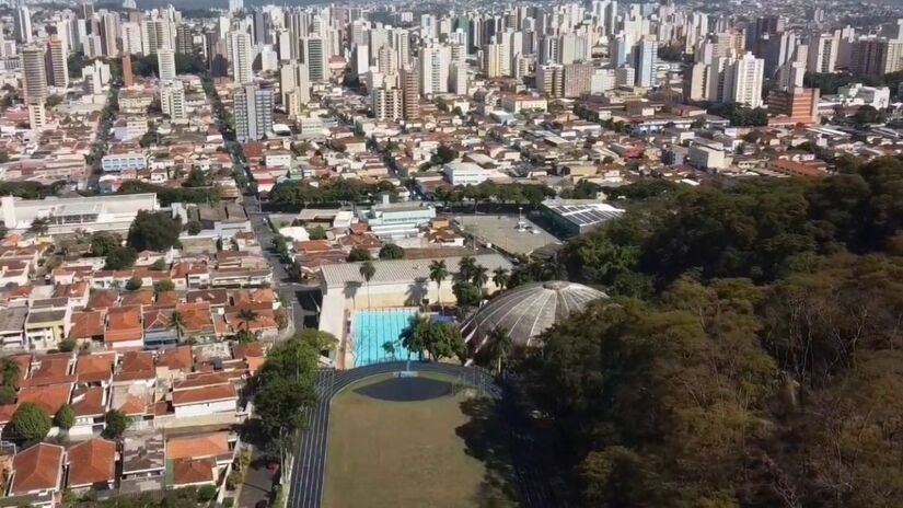 A cidade oferece boa infraestrutura, serviços de qualidade e oportunidades de crescimento, o que a torna atrativa para moradores e investidores
