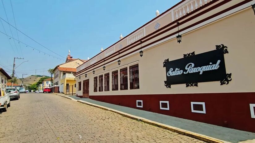 O acesso é feito pela Rodovia Fernão Dias, passando por Bragança Paulista e Pinhalzinho