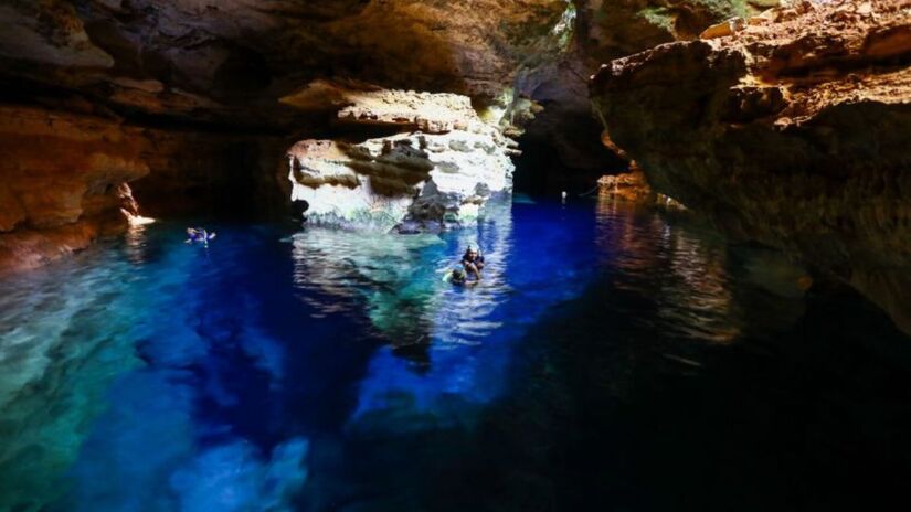 Poço Azul encanta visitantes com águas de tons hipnotizantes /melhoresdestinos