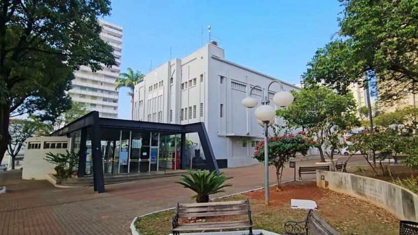 As lojas oferecem joias folheadas, bijuterias finas, acessórios e peças banhadas a ouro e prata