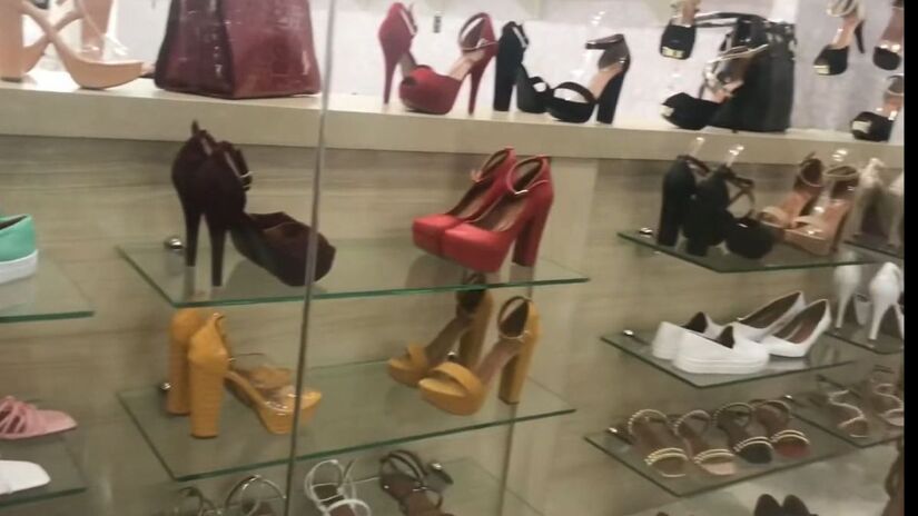 Com mais de 180 lojas, o shopping reuni uma ampla gama de calçados, roupas, bolsas e acessórios