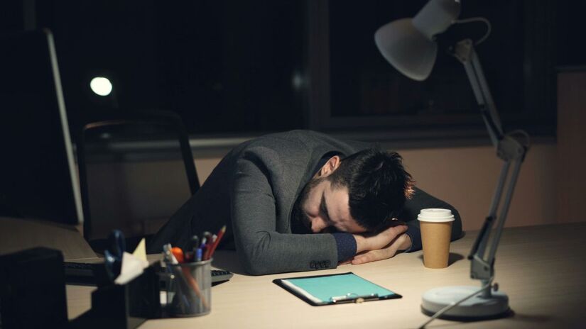 Dormir pouco e mal ainda pode piorar a sua nutrição e aumentar a chance de sedentarismo, já que uma das funções do sono é repor as energias do corpo, dormir pouco leva o organismo a tentar compensar a noite perdida, o que pode ocorrer por meio de uma alimentação mais calórica/ Vitaly Gariev/Unsplash