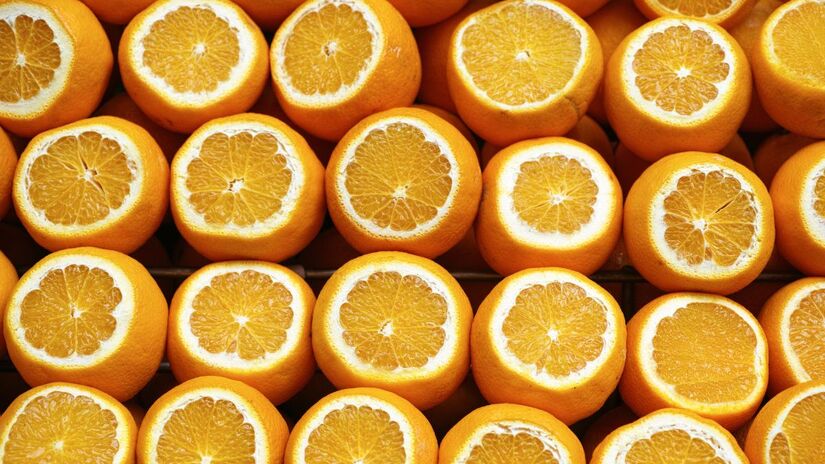 Frutas cítricas como laranja e toranja são excelentes fontes de vitamina C, que, além de fortalecer o sistema imunológico, estimulam o metabolismo do fígado e potencializam a eliminação de toxinas / freestockcenter/freepik