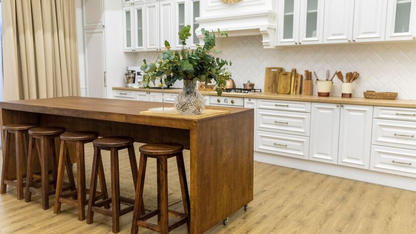 O modelo com mesa integrada dispensa móveis extras, favorece o design limpo e melhora a organização geral da cozinha / Freepik